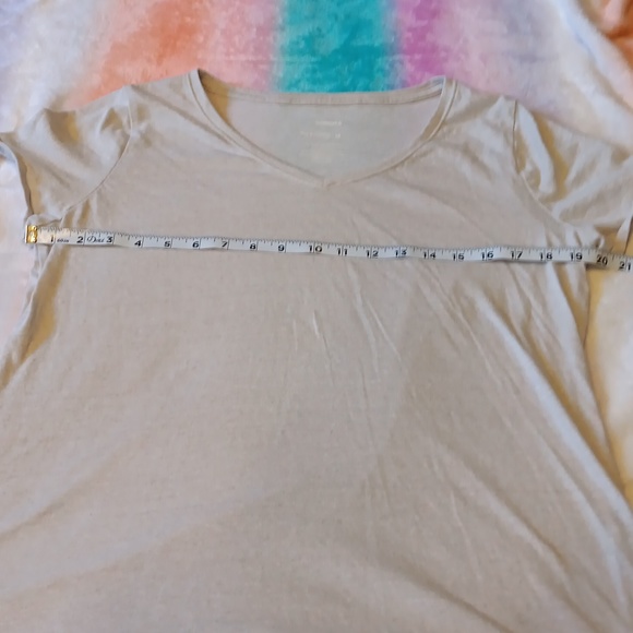 5/$10 Women's Everyday Tee Size Medium - Picture 5 of 7